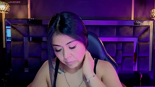 Aniajoness  online show from November 2025 04:05:01 AM