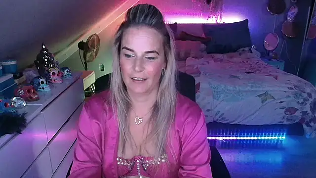 Snapshot of Mrs-Aurora chatting on May 2026 07:02:01 PM Mrs-Aurora online show from May 2026 07:02:01 PM