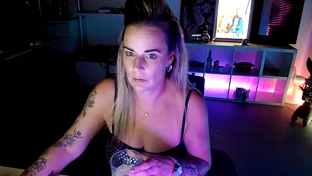 Snapshot of Mrs-Aurora chatting on October 2025 09:12:01 PM Mrs-Aurora online show from October 2025 09:12:01 PM