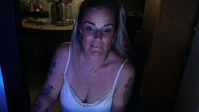 Snapshot of Mrs-Aurora chatting on April 2026 01:10:02 AM Mrs-Aurora online show from April 2026 01:10:02 AM
