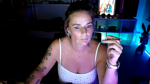 Snapshot of Mrs-Aurora chatting on October 2025 08:43:02 PM Mrs-Aurora online show from October 2025 08:43:02 PM