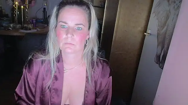 Mrs-Aurora online show from March 2026 09:52:01 PM