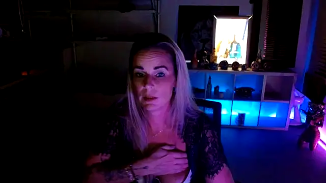 Snapshot of Mrs-Aurora chatting on October 2025 08:42:01 PM Mrs-Aurora online show from October 2025 08:42:01 PM