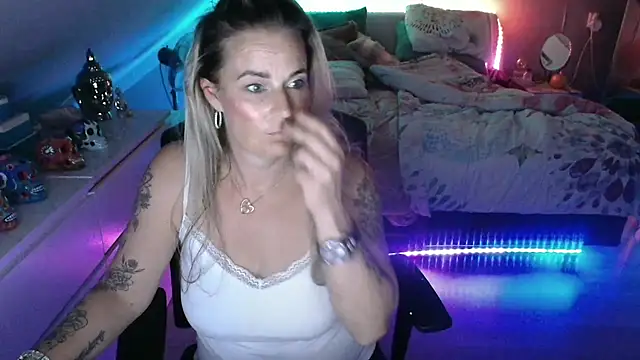 Snapshot of Mrs-Aurora chatting on May 2026 12:14:01 AM Mrs-Aurora online show from May 2026 12:14:01 AM