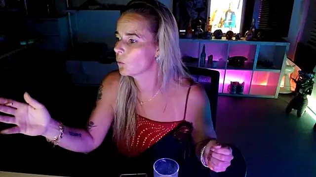 Snapshot of Mrs-Aurora chatting on October 2025 08:10:01 PM Mrs-Aurora online show from October 2025 08:10:01 PM