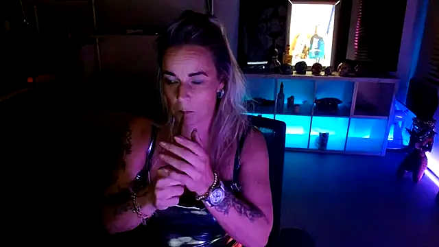 Snapshot of Mrs-Aurora chatting on October 2025 09:27:02 PM Mrs-Aurora online show from October 2025 09:27:02 PM