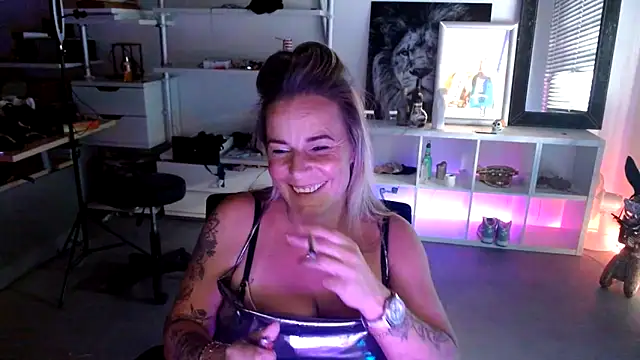 Snapshot of Mrs-Aurora chatting on October 2025 02:41:01 PM Mrs-Aurora online show from October 2025 02:41:01 PM