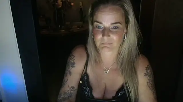 Snapshot of Mrs-Aurora chatting on May 2026 12:43:02 AM Mrs-Aurora online show from May 2026 12:43:02 AM