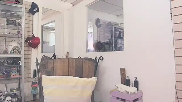 xinamora online show from November 2025 06:23:01 PM