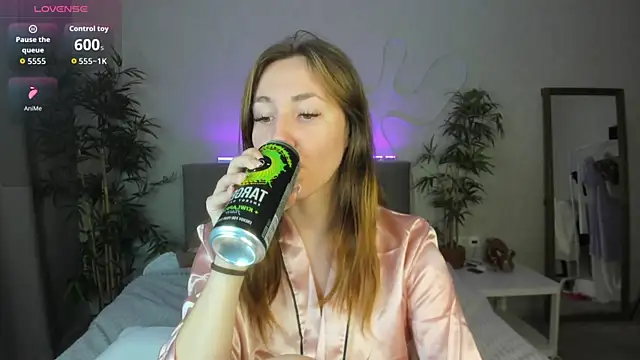 Luna G0ld online show from October 2025 11:05:01 PM