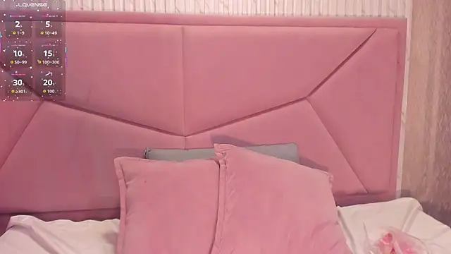 Snapshot of GiaBlaze_ chatting on October 2025 03:27:01 AM GiaBlaze online show from October 2025 03:27:01 AM