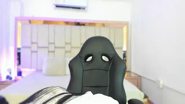 EmmaBeel online show from November 2025 12:09:02 PM