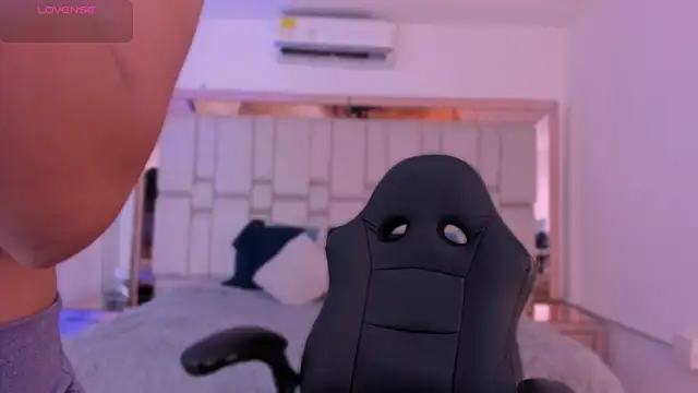 Snapshot of EmmaBeel chatting on November 2025 11:36:02 AM EmmaBeel online show from November 2025 11:36:02 AM