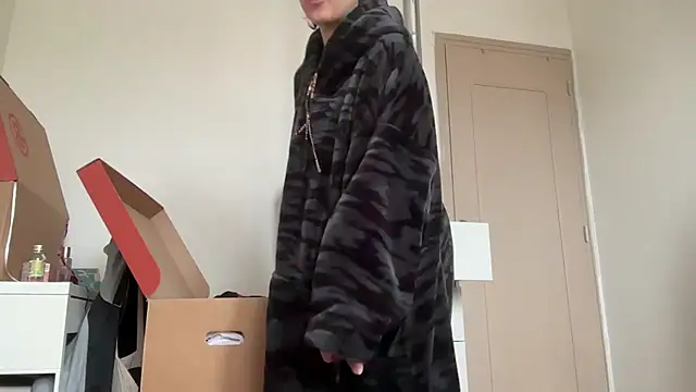 Snapshot of NIQUE_TARAXX chatting on September 2025 12:00:02 PM NIQUE TARAXX online show from September 2025 12:00:02 PM