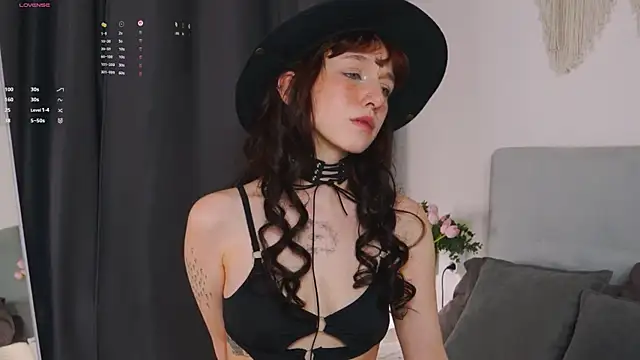 LeelooYolo online show from April 2026 04:01:01 PM