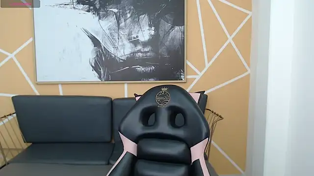 olivia russo  online show from November 2025 08:03:01 PM