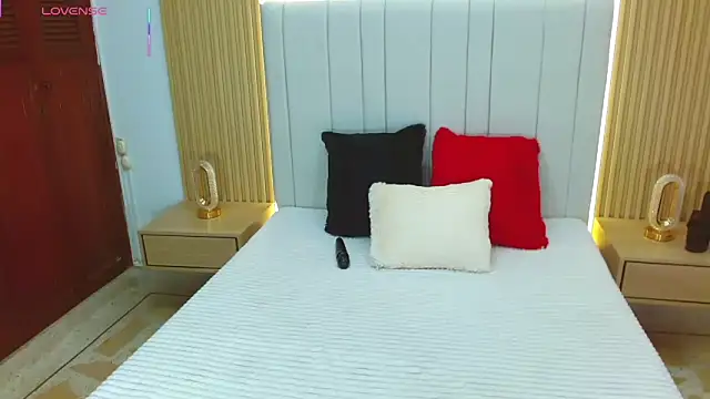 WildScarlet online show from October 2025 01:11:02 PM