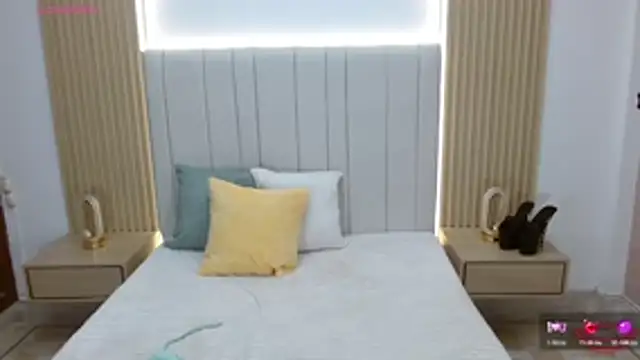 WildScarlet online show from October 2025 01:08:01 PM