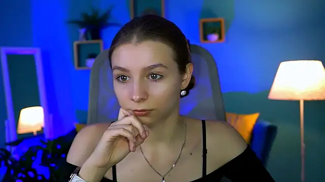 Snapshot of JulieDaniel chatting on October 2025 04:22:02 AM JulieDaniel online show from October 2025 04:22:02 AM