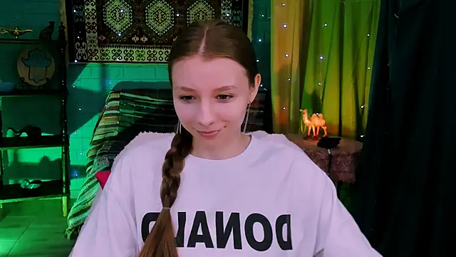 Snapshot of JulieDaniel chatting on June 2026 04:20:02 AM JulieDaniel online show from June 2026 04:20:02 AM