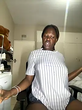 DarkBerryDiamond255 online show from October 2025 08:32:02 PM