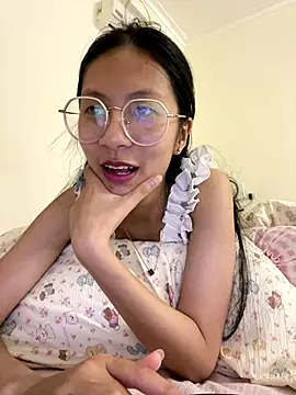 Snapshot of Lil-Gi chatting on November 2025 05:05:01 PM Lil-Gi online show from November 2025 05:05:01 PM