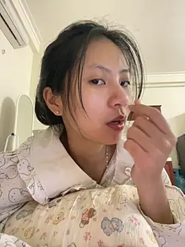 Snapshot of Lil-Gi chatting on November 2025 03:23:02 PM Lil-Gi online show from November 2025 03:23:02 PM