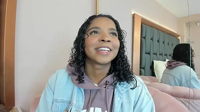 Snapshot of LisaMendez chatting on September 2025 03:43:01 AM LisaMendez online show from September 2025 03:43:01 AM