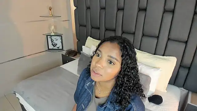 Snapshot of LisaMendez chatting on October 2025 12:44:02 AM LisaMendez online show from October 2025 12:44:02 AM