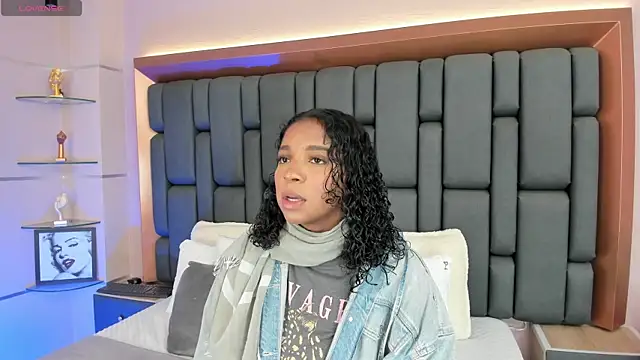 Snapshot of LisaMendez chatting on October 2025 04:02:02 AM LisaMendez online show from October 2025 04:02:02 AM