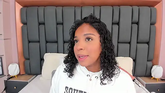 Snapshot of LisaMendez chatting on October 2025 03:50:01 AM LisaMendez online show from October 2025 03:50:01 AM