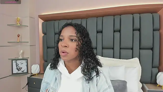 Snapshot of LisaMendez chatting on October 2025 04:04:02 AM LisaMendez online show from October 2025 04:04:02 AM