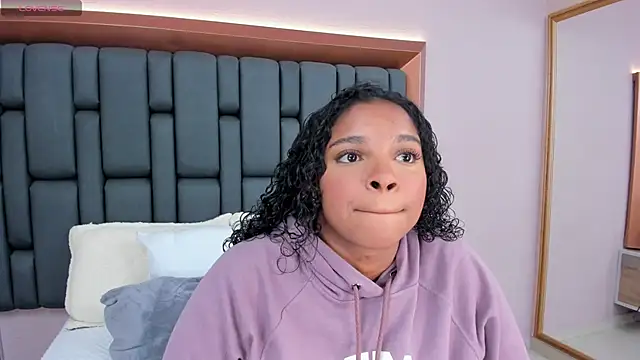 Snapshot of LisaMendez chatting on October 2025 02:02:02 AM LisaMendez online show from October 2025 02:02:02 AM