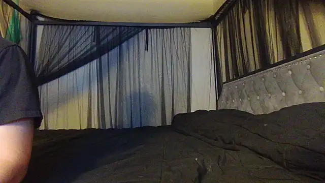 Snapshot of Lola_BugsBunny chatting on December 2025 10:21:02 AM Lola BugsBunny online show from December 2025 10:21:02 AM