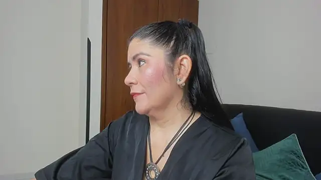 Snapshot of kiraGeiner chatting on June 2026 01:28:02 AM kiraGeiner online show from June 2026 01:28:02 AM