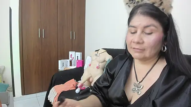 kiraGeiner online show from November 2025 01:10:02 AM