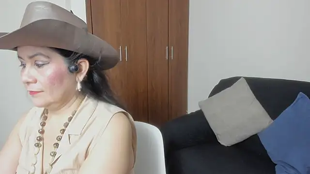 kiraGeiner online show from May 2026 01:09:02 AM