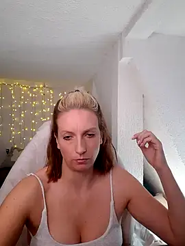 Snapshot of SexyJulia21 chatting on February 2025 09:15:02 AM SexyJulia21 online show from February 2025 09:15:02 AM