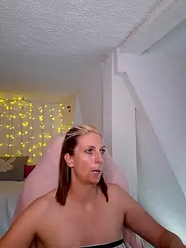 Snapshot of SexyJulia21 chatting on February 2025 11:53:01 AM SexyJulia21 online show from February 2025 11:53:01 AM
