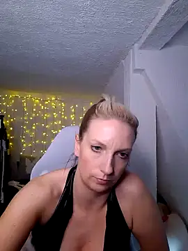 Snapshot of SexyJulia21 chatting on February 2025 12:16:01 PM SexyJulia21 online show from February 2025 12:16:01 PM