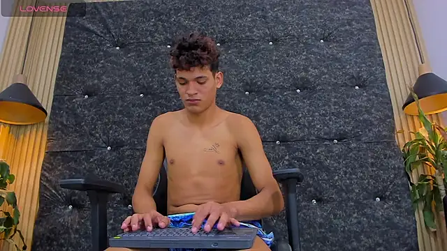 Snapshot of Stronger_sexy chatting on September 2025 08:05:01 PM Stronger sexy online show from September 2025 08:05:01 PM