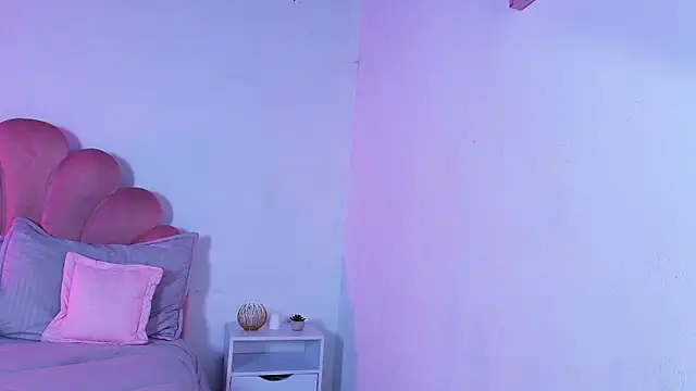 MiaColucci18 online show from January 2026 05:27:02 PM