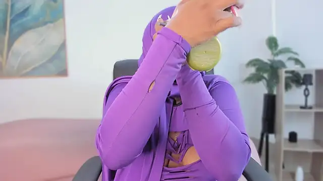 Snapshot of yasmin_elite chatting on December 2025 11:23:01 AM yasmin elite online show from December 2025 11:23:01 AM