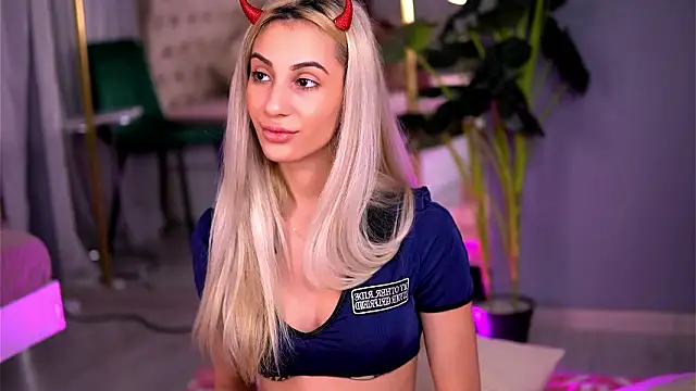 Snapshot of AwaLynch chatting on February 2026 03:38:02 AM AwaLynch online show from February 2026 03:38:02 AM