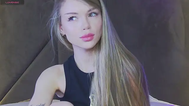 Snapshot of MarilynNova chatting on June 2026 04:10:02 AM MarilynNova online show from June 2026 04:10:02 AM