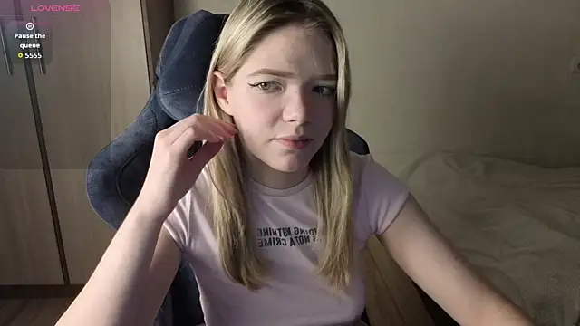 Snapshot of KatanaSVibe chatting on November 2025 11:43:02 AM KatanaSVibe online show from November 2025 11:43:02 AM