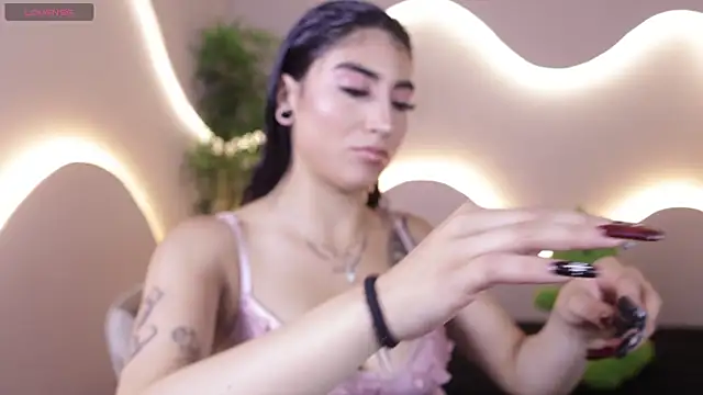 Emma and Issac online show from December 2025 04:16:02 AM