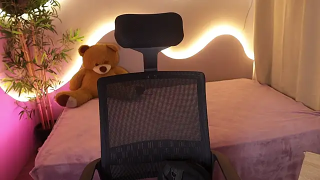 Emma and Issac online show from April 2026 10:16:02 PM