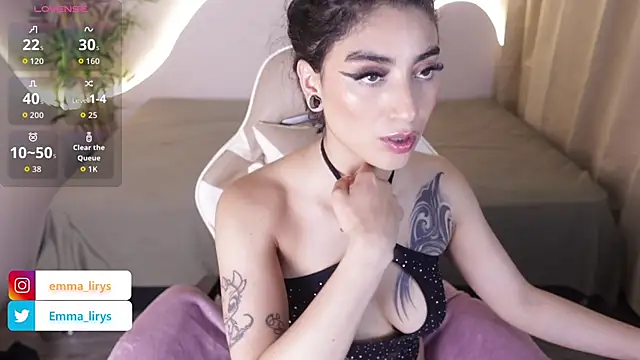 Emma and Issac online show from November 2025 04:55:01 AM