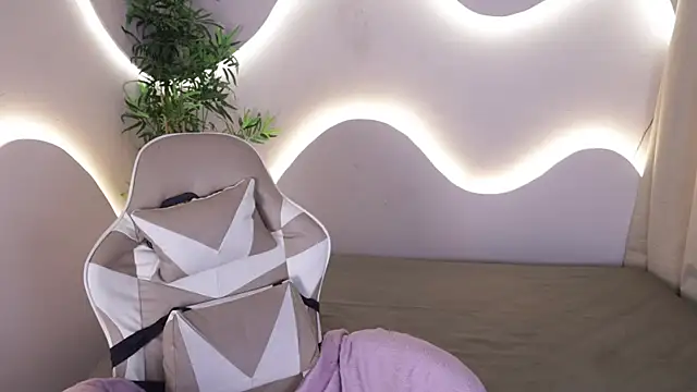 Emma and Issac online show from November 2025 04:23:02 AM